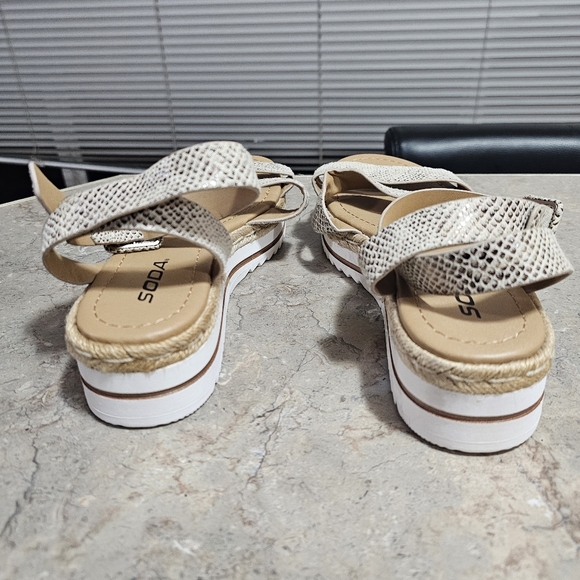 Soda Shoes Bryce Platform Faux Snake Sandals, Size 8.5 - Picture 5 of 9